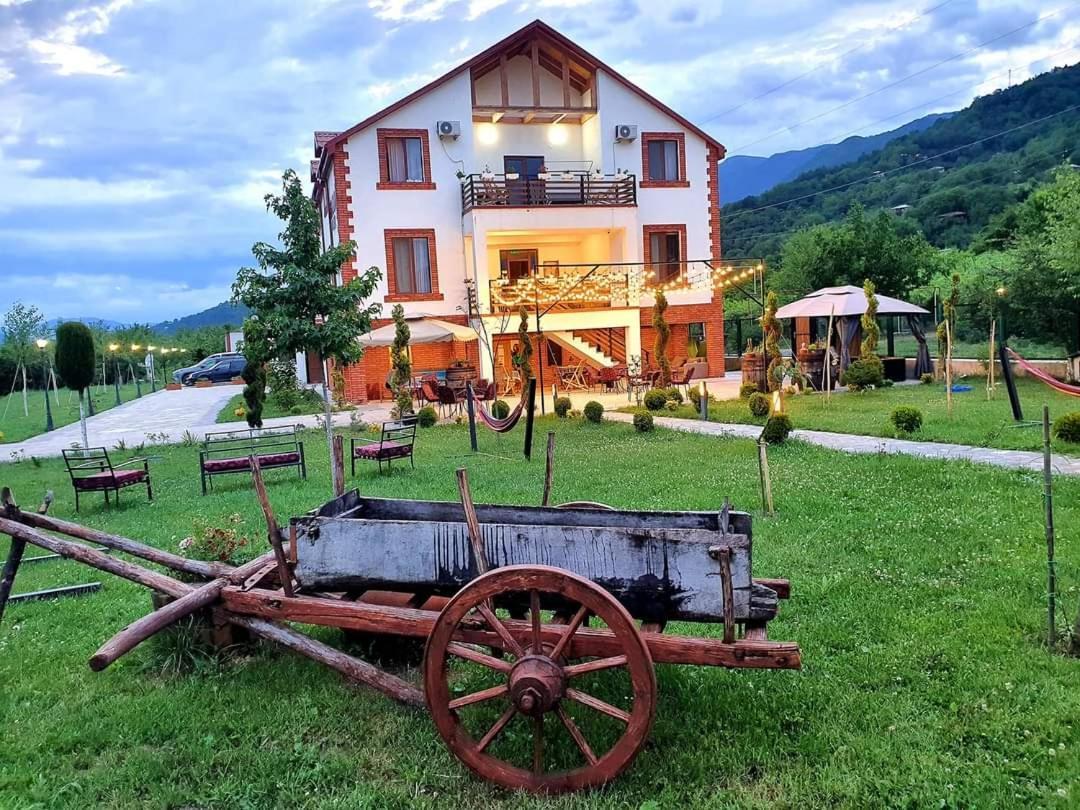 Karse Hotel Ambrolauri Buitenkant foto