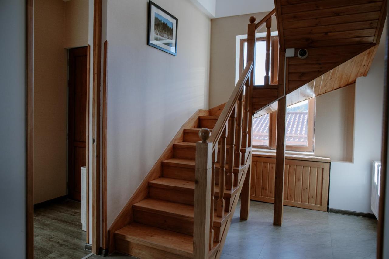 Karse Hotel Ambrolauri Buitenkant foto